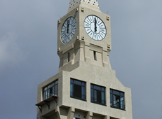 Fin d’installation des cadrans de la tour florentine d’Aulnoy Aymerie ancienne tour de la gare de triage des chemins de fer du Nord. Remplacement a neuf des 4 cadrans 13 pièces diamètre 2,80M identique à l’origine. Année 2002